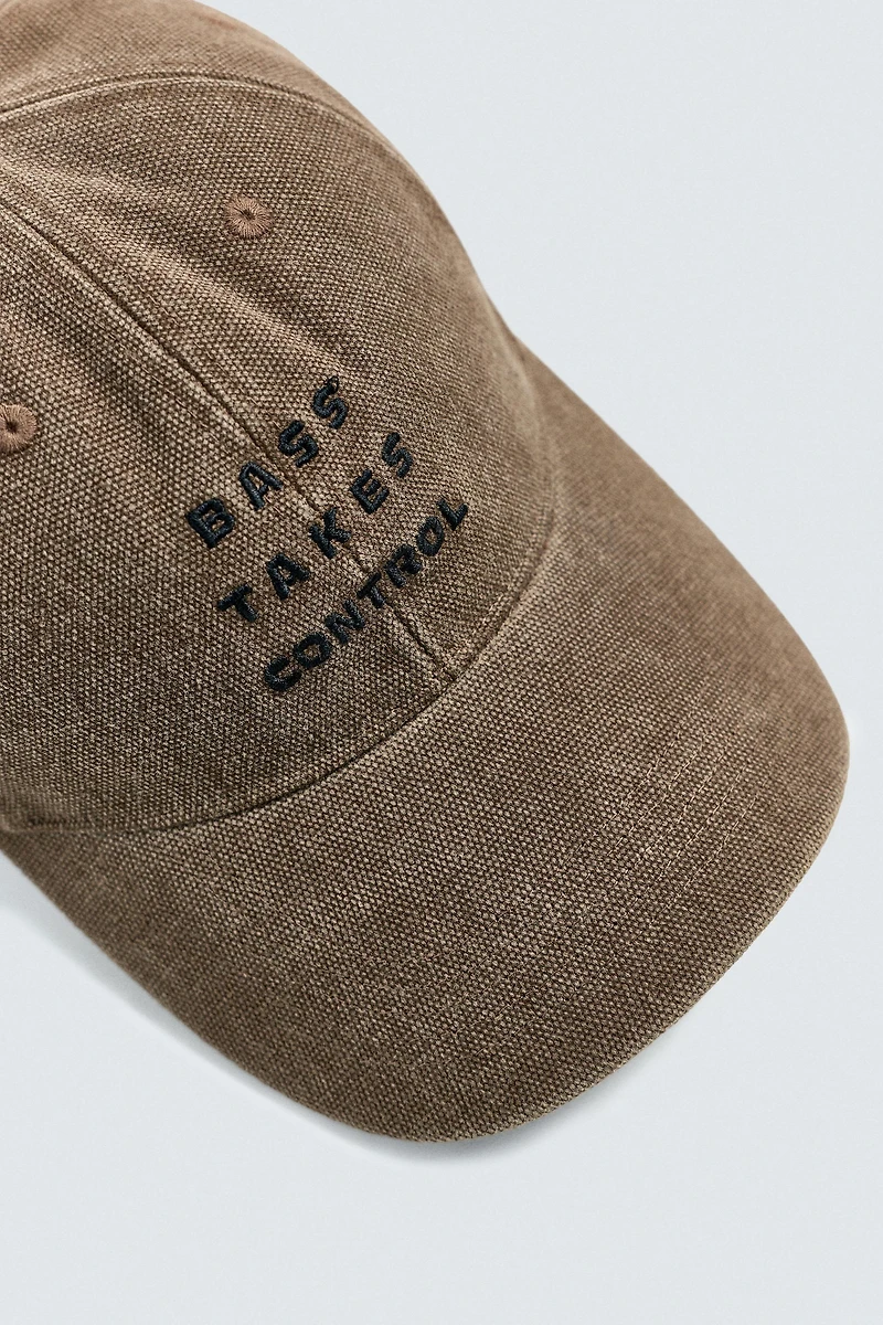 CASQUETTE BRODÉE CONTRASTANTE
