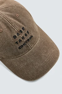 CASQUETTE BRODÉE CONTRASTANTE