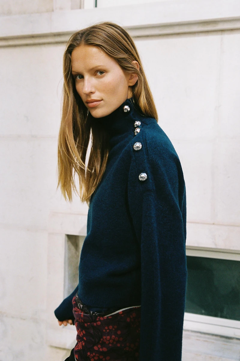 PULL EN MAILLE DOUCE À BOUTONS