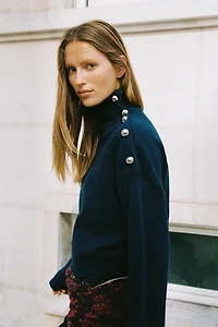 PULL EN MAILLE DOUCE À BOUTONS