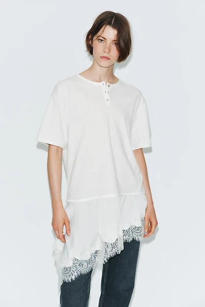 T-SHIRT EN MATIÈRES VARIÉES ET DENTELLE À COL TUNISIEN