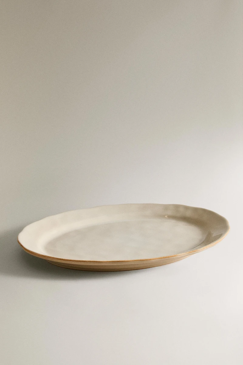 STONEWARE SERVING DISH WITH IRREGULAR EDGE