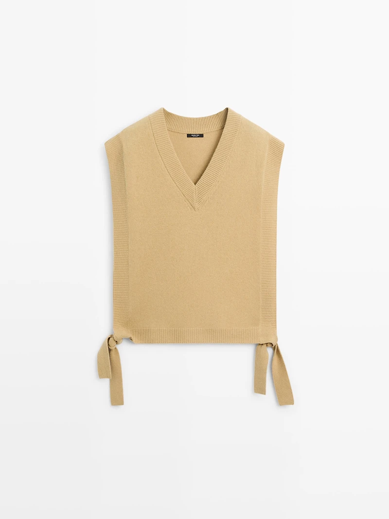 V-neck bib with tie details