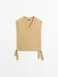 V-neck bib with tie details