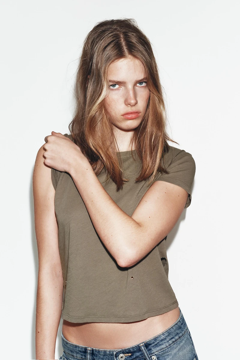 T-SHIRT DÉCHIRURES MANCHES COURTES