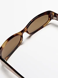 Petites lunettes de soleil allongées