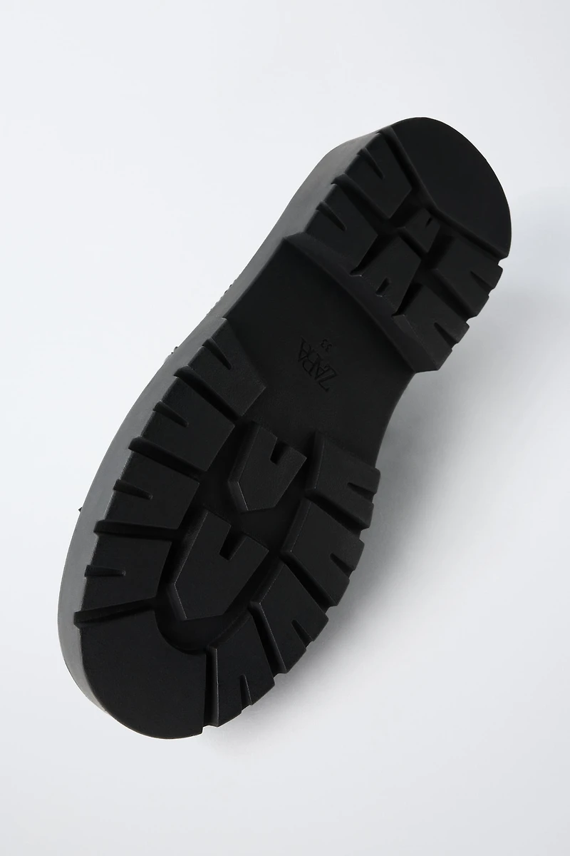 MOCASSINS À POMPONS