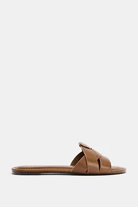 LEATHER CROSSED STRAP FLAT SANDALS