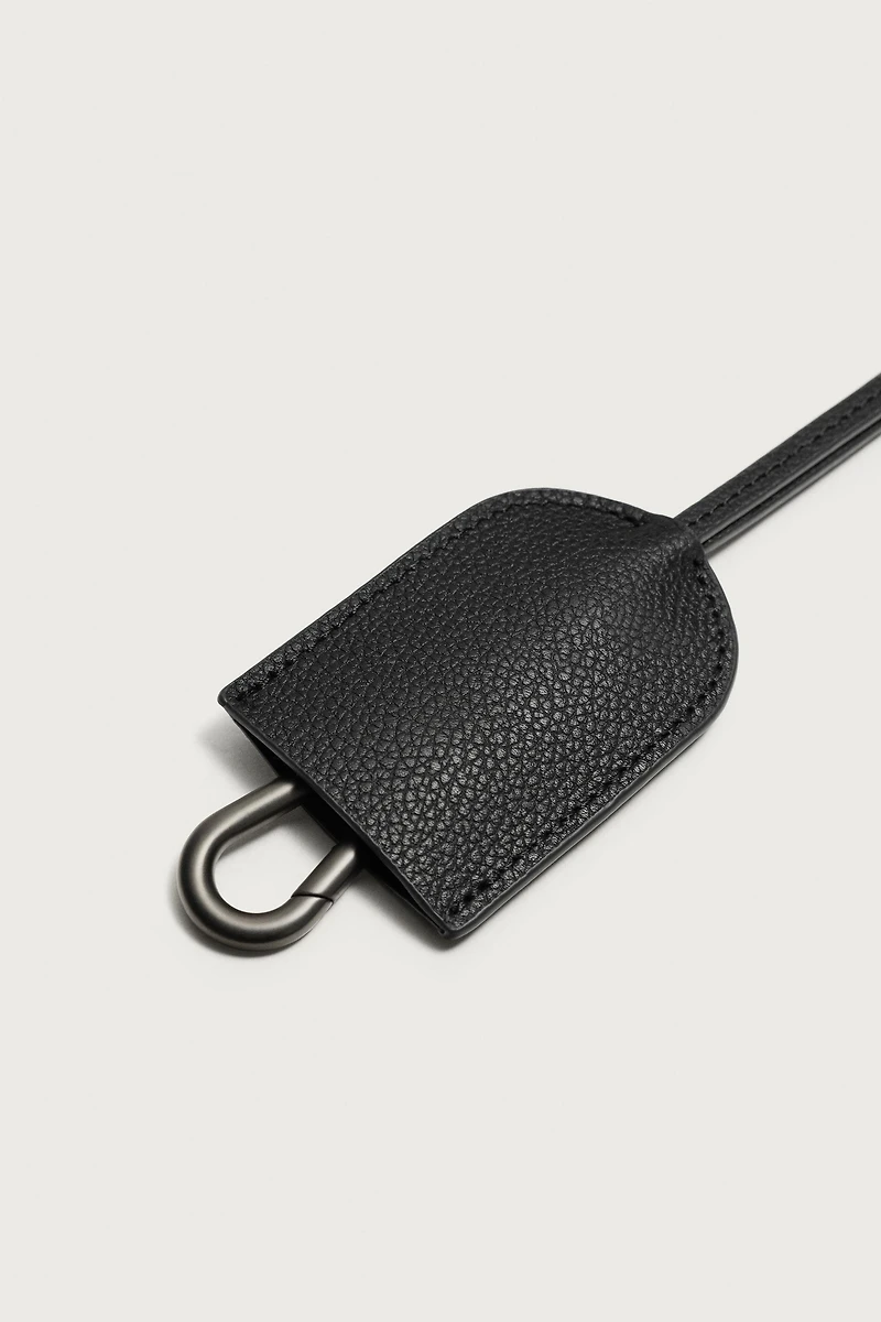 PORTE-CLÉS AVEC PENDENTIF EN CUIR