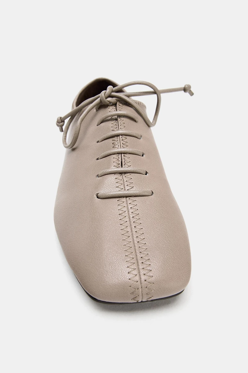 LOW-HEEL LEATHER LACE-UP SHOES