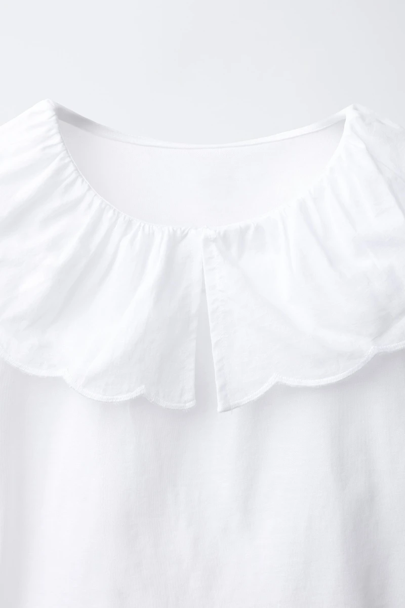 T-SHIRT ROMANTIQUE À COL CLAUDINE