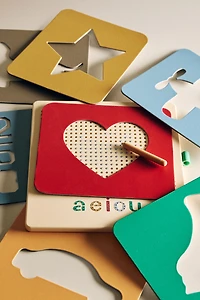 KIDS' MAGNETIC SLATE TOY