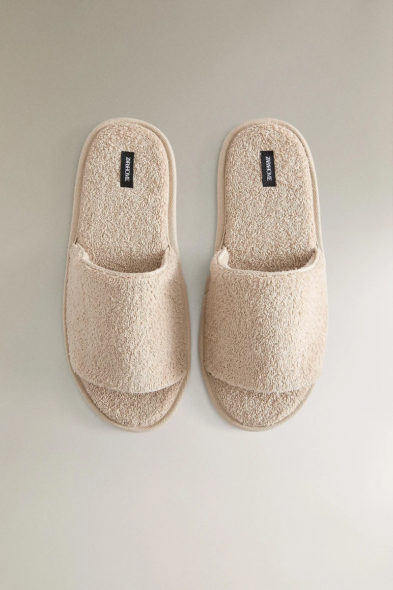 CHAUSSON SERVIETTE DE BAIN OUVERT