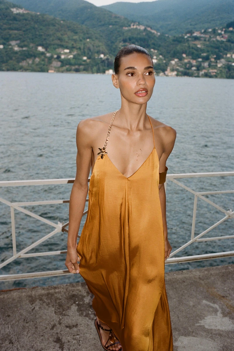 ROBE MIDI SATINÉE ORNEMENT