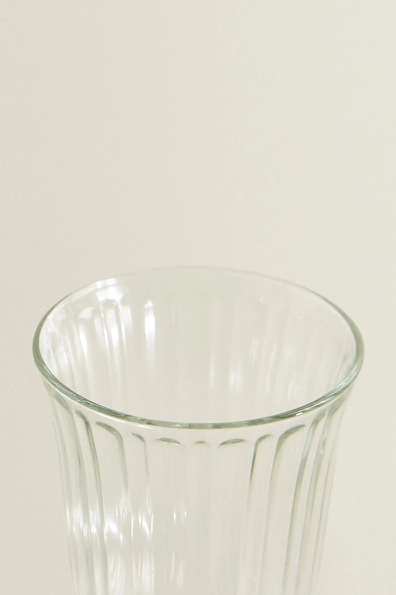 RAISED WINE GLASS WITH A COLORED BASE