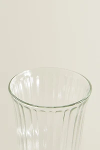 RAISED WINE GLASS WITH A COLORED BASE