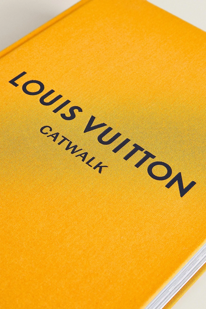 LIVRE LOUIS VUITTON CATWALK