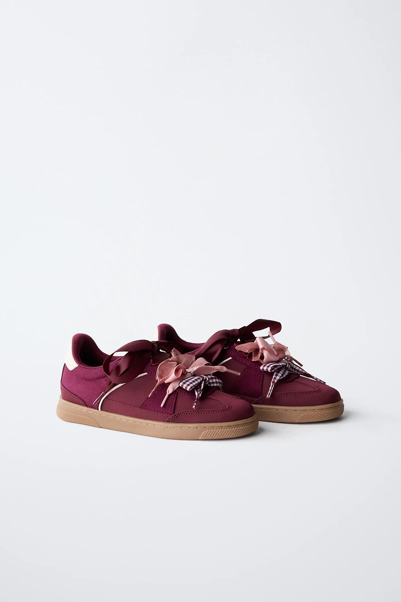 TENNIS OU BASKET DÉTAIL LACETS