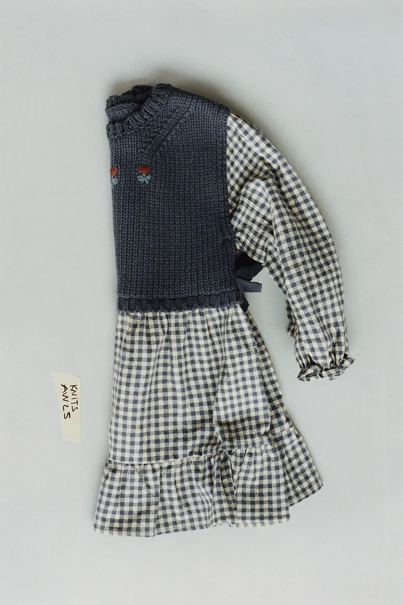 ROBE À CARREAUX AVEC GILET EN MAILLE