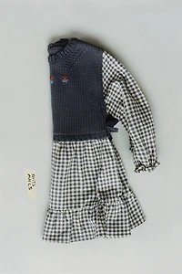 ROBE À CARREAUX AVEC GILET EN MAILLE