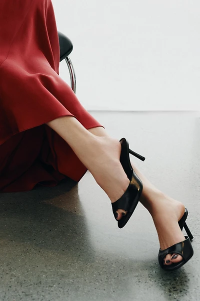 MULES À TALONS EN CUIR