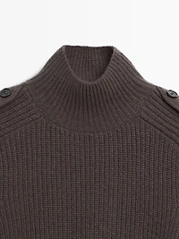 Pull en maille détail épaule