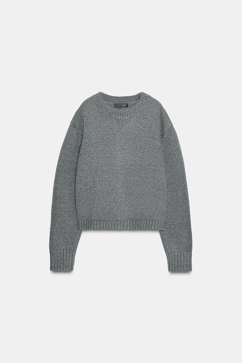 PULL EN MAILLE AVEC DÉTAIL AU DOS