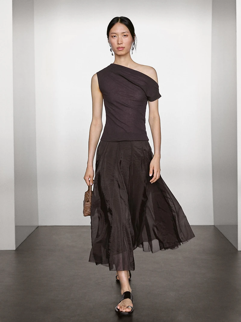 Long voluminous skirt with godet detail