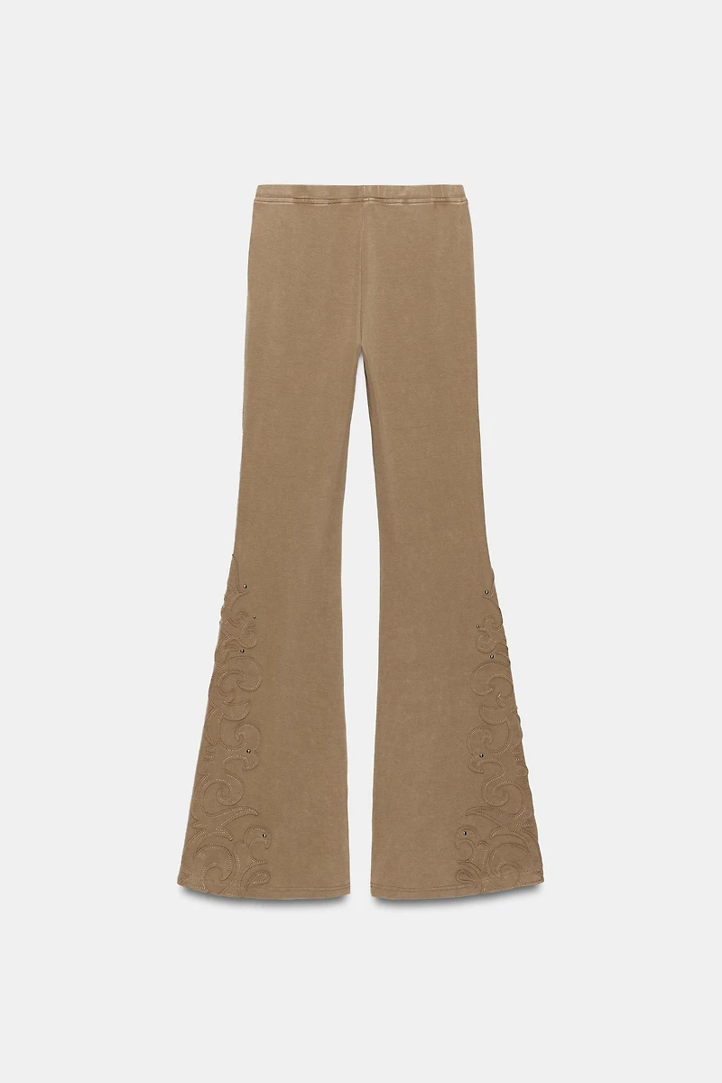 PANTALON FLARE EFFET DÉLAVÉ À CLOUS