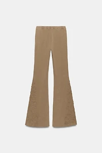 PANTALON FLARE EFFET DÉLAVÉ À CLOUS