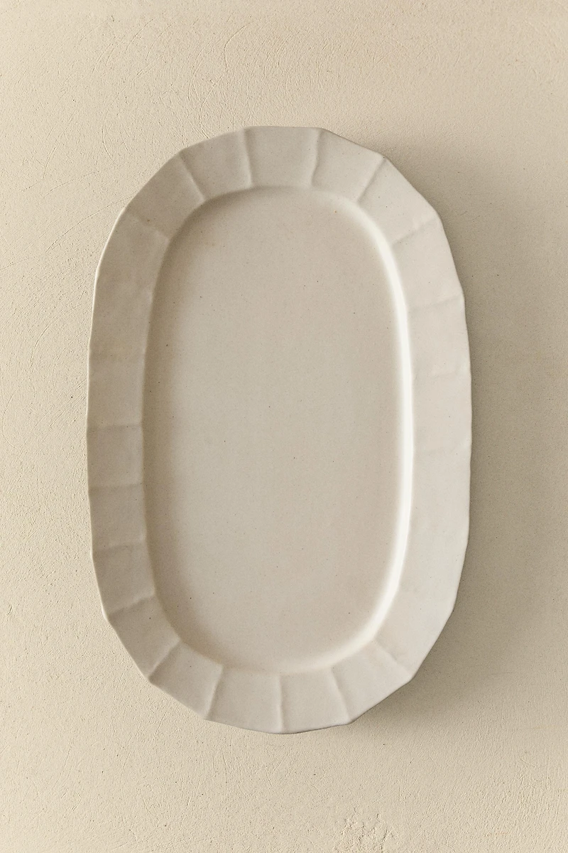 STONEWARE OVAL SERVING DISH WITH RAISED BORDER AND LINES