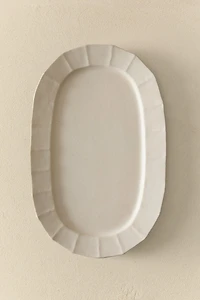 STONEWARE OVAL SERVING DISH WITH RAISED BORDER AND LINES