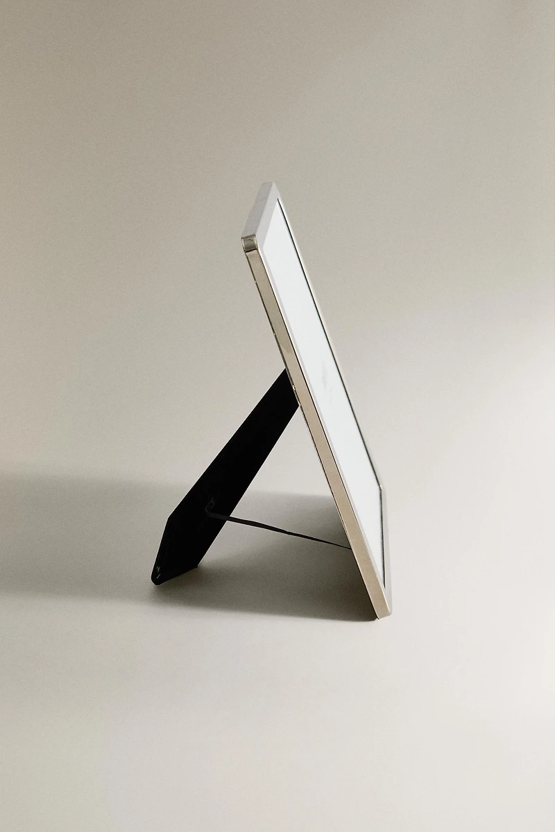 ROUND-EDGED METAL PICTURE FRAME