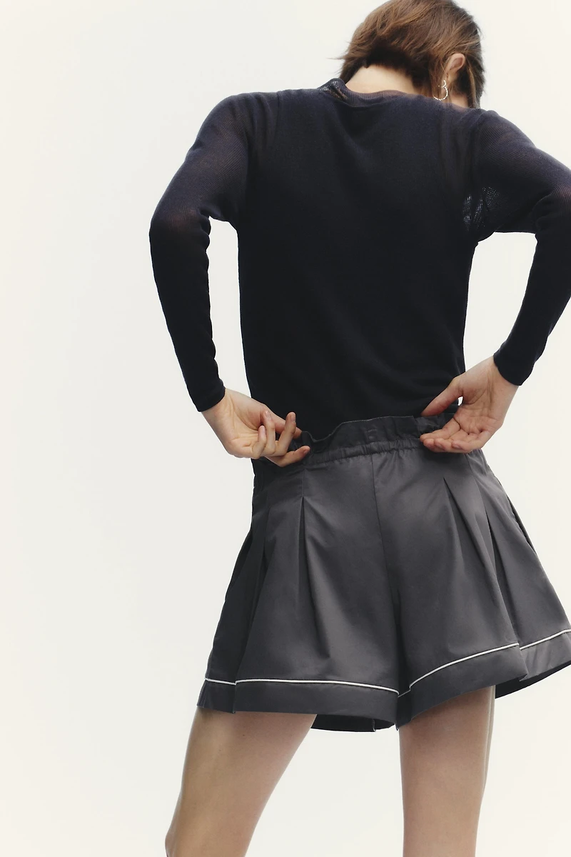 PIPING DETAIL VOLUME SHORTS