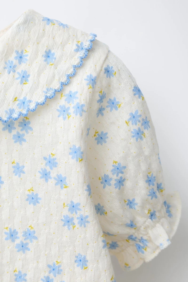 T-SHIRT TEXTURÉ À FLEURS