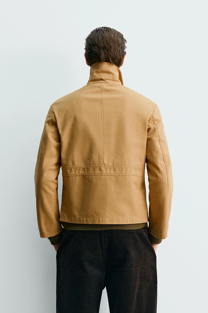 VESTE À BRANDEBOURGS ET COL EN CONTRASTE