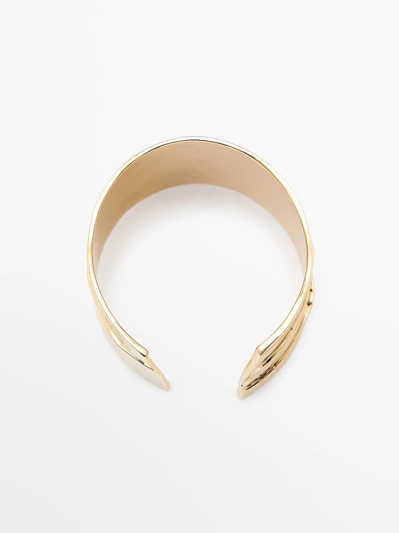 Pleated metal cuff