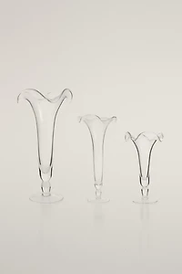 FLOWER-SHAPED GLASS VASE