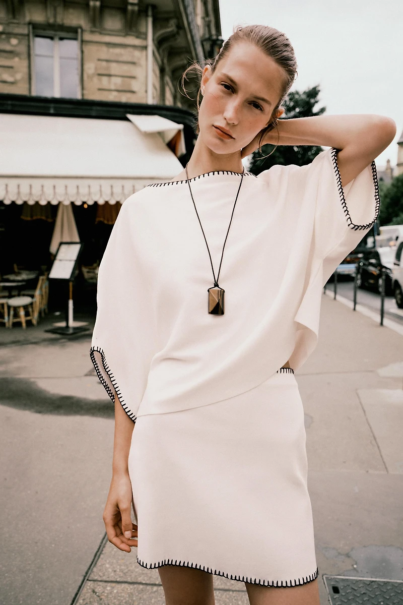 TOP EN MAILLE BRODERIES CONTRASTE
