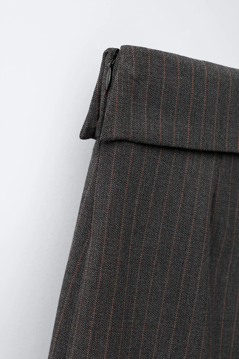 PANTALON À RAYURES ET NŒUD