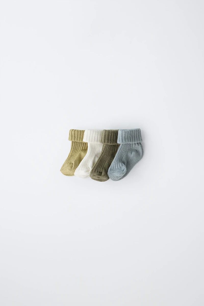 LOT DE QUATRE CHAUSSETTES COULEURS EN BOÎTE