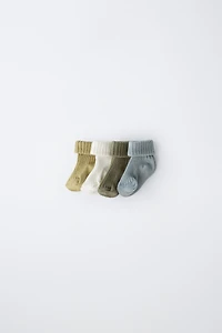 LOT DE QUATRE CHAUSSETTES COULEURS EN BOÎTE