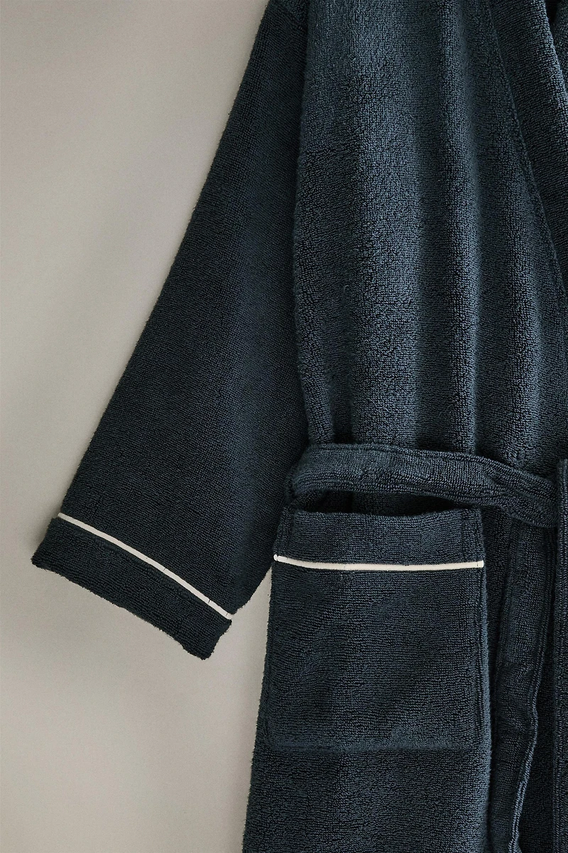 EXTRA SOFT BATHROBE WITH SCALLOPED EDGE (380 GxM²)