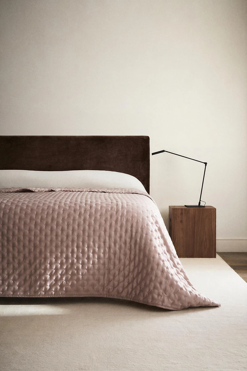 PLAIN SATEEN QUILT WITH KNOTS