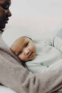 KNIT BONNET WITH PEARL STITCH