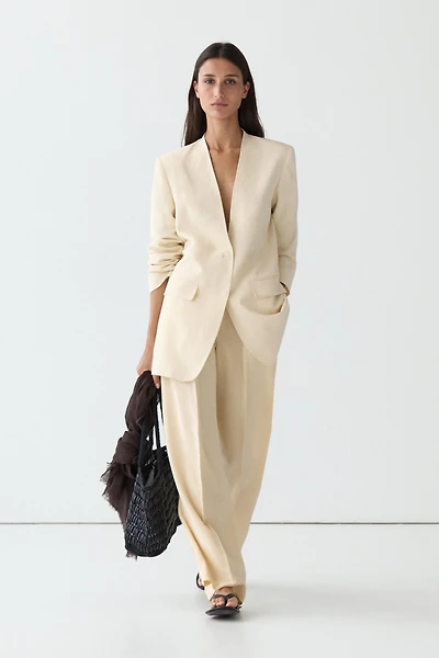 Flowing trousers with pleats