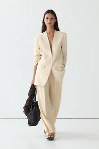 Flowing trousers with pleats