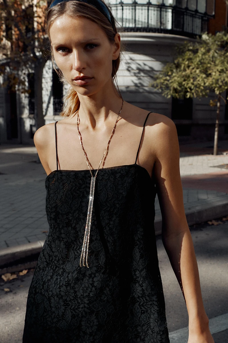 TOP LONG EN DENTELLE ASYMÉTRIQUE