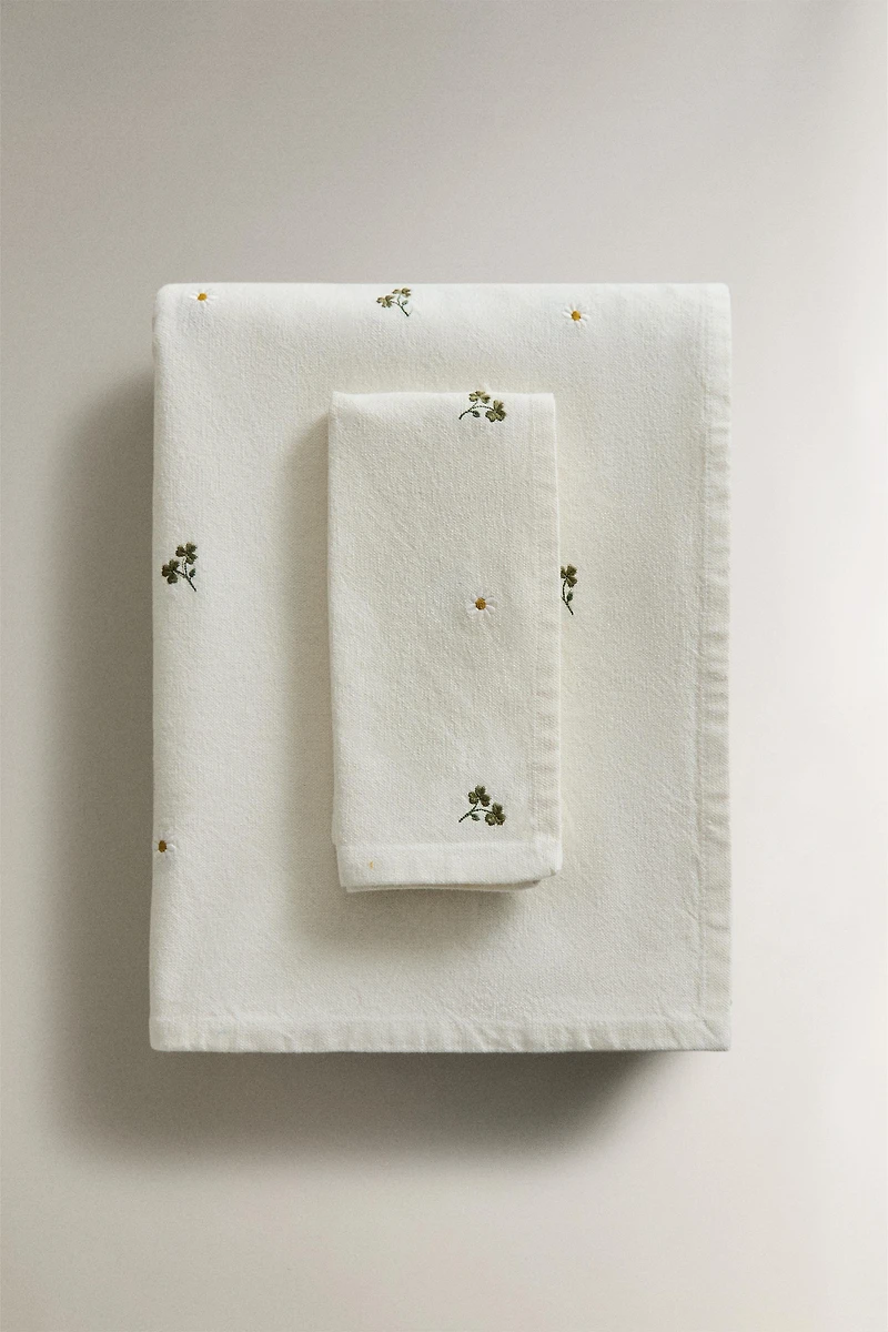 CLOVER AND DAISY EMBROIDERED TABLECLOTH