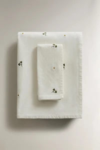CLOVER AND DAISY EMBROIDERED TABLECLOTH